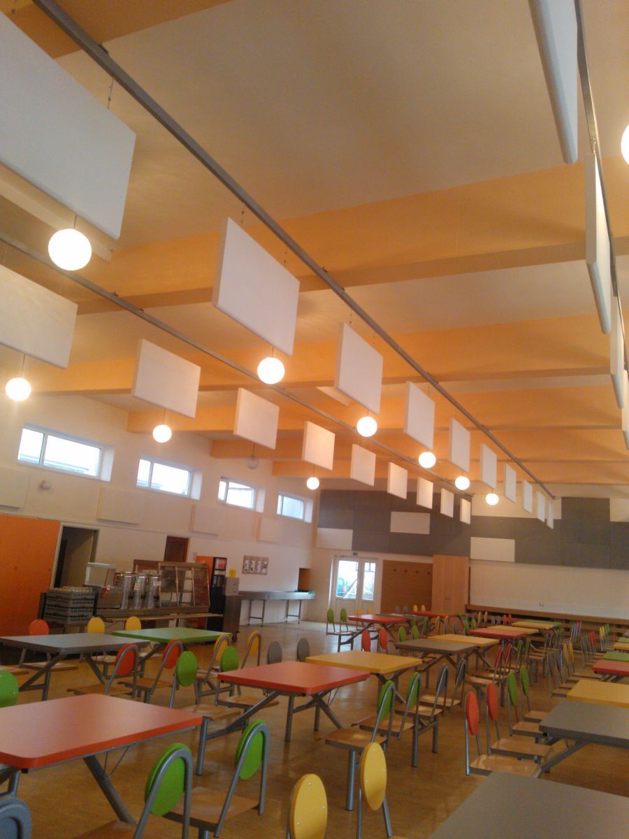 View of the school canteen with acoustic elements