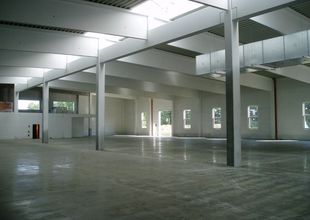 Finished floor in the hall - industrial fibre-reinforced concrete covered with PANBEX F2