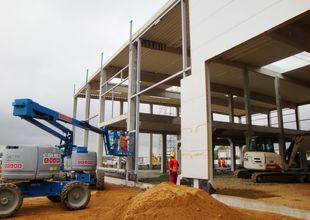 Assembly of steel structure for wall panelling