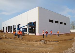 Assembly of outside walls made from thermally insulating sandwich panels