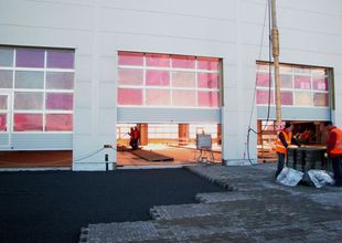 Laying concrete interlocking pavement