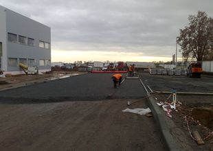 Laying concrete interlocking pavement