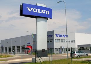 Reklamn pilon ped vjezdem do arelu VOLVO Truck Center Hradec Krlov