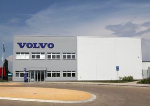 Pohled na administrativn st objektu VOLVO Truck Center Hradec Krlov