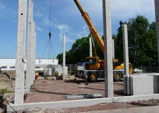 Assembly of prefabricated ground beams