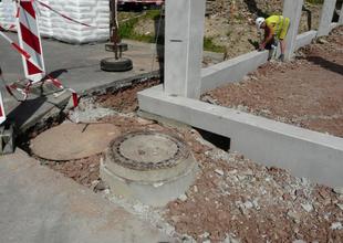 Detail of assembly of prefabricated ground beams on the pile cap, in the corner of the building