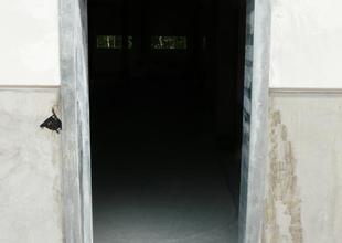 Ocelová dveřní zárubeň v obvodové stěně