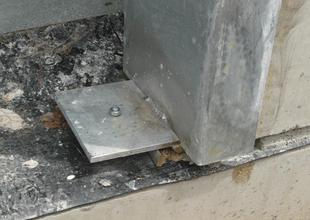 Kotvení ocelové zárubně do základového prahu (výškově vyrovnáno a připraveno k betonáži podlahy)
