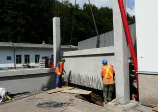 Assembly of prefabricated ground beams