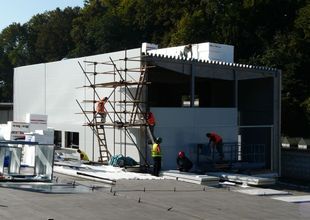 Assembly of outside walls, of the 2nd  floor made from thermally insulating sandwich panels