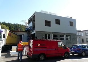 Assembly of north-west wall, of the 2nd floor, made from thermally insulating sandwich panels